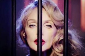 Découvrez le nouveau clip d'Arielle DOMBASLE